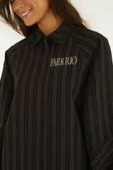 Chaqueta de algodón Farm Rio, color negro con finas rayas verticales, cuello camisero y cierre frontal de cremallera. Presenta mangas largas abullonadas y el nombre de la marca bordado en el pecho.