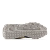 Championes New Balance modelo XC-72, unisex, color azul marino y beige, con suela de goma texturizada en gris.