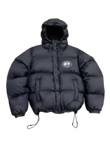 Campera puffer negra con capucha, cierre frontal con botones a presión y cordones ajustables en la cintura. Presenta un estampado gráfico circular con el número 27 en el pecho.