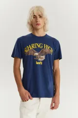 Remera azul de algodón con cuello redondo y estampado frontal de un águila en vuelo con el texto "Soaring High" y el logo de Levi's en amarillo.