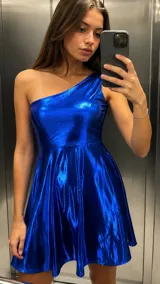 Vestido corto de un solo hombro en tela metalizada color azul eléctrico, con falda acampanada y corte entallado en la cintura.