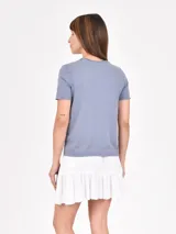 Remera de algodón color negro con efecto lavado, cuello redondo y mangas cortas con terminación al corte.