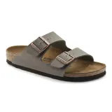 Sandalia Birkenstock modelo Arizona con dos correas ajustables con hebillas metálicas, plantilla anatómica de corcho y suela de goma.