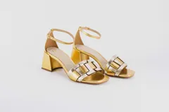 Sandalias doradas de cuero con tiras entretejidas en dorado y plateado. El taco es cuadrado y mide 5 cm.