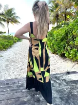 Vestido largo de fibrana con estampado abstracto en tonos fucsia, naranja y negro.