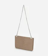 Cartera bandolera pequeña de estructura rígida, confeccionada en poliuretano con textura de piel de cocodrilo. Cuenta con una correa fina de cadena metálica plateada y cierre mediante botón a presión.