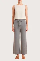Pantalón de punto color gris, de corte recto y holgado, con cintura elástica y cordón ajustable.
