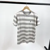 Remera de algodón a rayas horizontales grises y blancas, con logo bordado en el pecho.