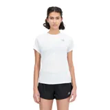 Remera deportiva blanca de dama con logo de New Balance en el pecho.