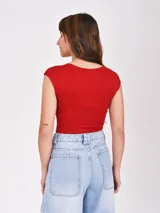 Remera roja de manga corta, con escote redondo y corte ajustado al cuerpo.
