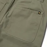 Pantalon utilitario de corte regular, color verde oliva, con cierre de cremallera y botón, bolsillos laterales, bolsillos traseros y bolsillo lateral en el muslo.