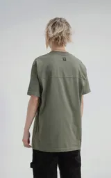 Remera de manga corta y cuello redondo, color verde militar, confeccionada en algodón premium suave. Presenta un calce regular con un recorte en la espalda.