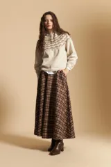 Sweater de tejido jacquard con diseño geométrico en color marrón sobre base beige, de cuello redondo y manga larga con puños ajustados.