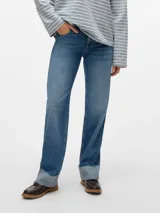 Jean recto de tiro medio, color azul denim medio, con puños doblados en el bajo.