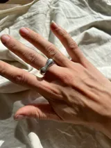 Anillo de plata 925 con diseño ondulado.