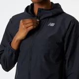 Campera deportiva New Balance Accelerate para mujer, color negro, con capucha y cierre frontal. Confeccionada en tejido ligero reciclado, con franja en el pecho en honor a la colección original de 1978.