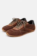 Championes de gamuza en tonos marrones, con diseño de paneles cosidos, cordones jaspeados y suela de goma plana.
