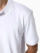 Chomba de algodón de Calvin Klein, con diseño de color sólido, cuello clásico, tapeta de dos botones y mangas cortas.