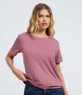 Remera básica de cuello redondo y manga corta, confeccionada en algodón peruano de alta calidad. Presenta un diseño liso y versátil, ideal para uso diario.