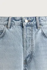 Jeans regular fit de mezclilla celeste con efecto lavado, corte recto y diseño clásico de cinco bolsillos. Cuenta con cierre frontal de botones.