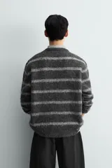 Jersey de punto con acabado cepillado, cuello redondo y manga larga. Presenta un corte boxy fit con terminaciones en rib.