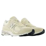 Championes urbanos New Balance modelo 2002R, color beige, confeccionados en una combinación de gamuza y malla transpirable. Presentan el logo N característico en los laterales, entresuela con tecnología N-ergy para mayor amortiguación y suela de goma resistente.