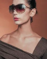 Top marrón asimétrico de algodón, con un hombro descubierto y manga larga.