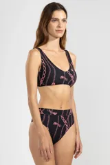 Bombacha de bikini negra con estampado de cadenas y felinos rosados.