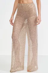 Pantalón dorado de lentejuelas, corte palazzo y cintura alta.