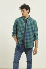 Camisa sport a cuadros rojos y azules, de manga larga, con cuello button-down y un bolsillo frontal.