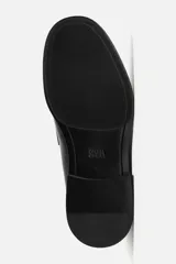 Mocasín de vestir negro con detalle de borlas en la parte superior, forro y plantilla interior a tono, horma redonda y suela con ligero tacón.