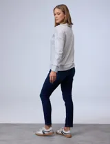 Buzo color rosa en tejido modal, marca French Laundry. Cuello solapa y escote con cierre metálico.