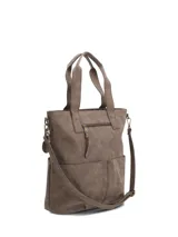 Cartera tote Hush Puppies modelo Denver de color marrón, confeccionada en material sintético con efecto gastado. Cuenta con doble asa de mano, correa ajustable y desmontable, dos bolsillos frontales externos y detalles de herrajes metálicos en tono bronce envejecido.