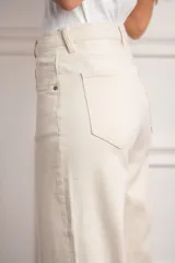 Pantalón de jean color crudo, de corte recto, tiro medio y ruedo ancho con detalle de línea roja.