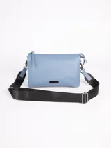 Bandolera rectangular color celeste con correa ancha de tela negra regulable y desmontable. Tiene tres divisiones con cierres metálicos, un bolsillo externo en la parte trasera y un bolsillo interno adicional.