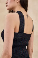 Top de tejido de punto negro con hilos metalizados multicolores, de corte ajustado al cuerpo y escote cruzado tipo halter.