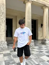 Bermuda negra de vestir, corte ancho y largo a la rodilla.