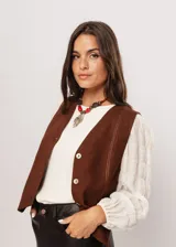 Blusa color manteca de cuello redondo y mangas largas abullonadas con puños elásticos.