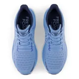 Championes de running New Balance Fresh Foam X 1080v12, color celeste con detalles en blanco.