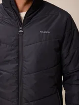 Campera acolchada de nylon color azul, con cierre frontal, cuello alto y logo de la marca bordado en el pecho.