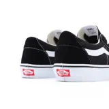 Championes Vans SK8 Low negros con detalles en blanco.