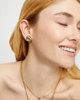 Aros de botón dorados con cristal facetado verde.