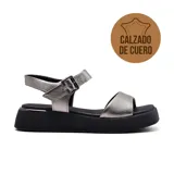 Sandalias de cuero color dorado, con plataforma y ajuste con hebilla.
