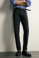 Jeans slim fit de tiro medio, color celeste claro con efecto lavado. Confeccionados en tejido elástico, cuentan con diseño de cinco bolsillos y cierre frontal con cremallera y botón metálico.