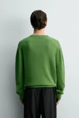 Jersey relaxed fit de punto tejido en hilatura con mezcla de algodón y lino, color verde, con cuello redondo y manga larga, y acabados en rib.