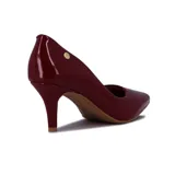 Zapato de tacón bajo Vizzano, color negro charol, con punta fina y detalle de logo dorado en el lateral.