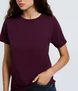 Remera básica de manga corta con cuello redondo y diseño de mangas plegadas, confeccionada en algodón.