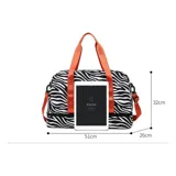 Bolso deportivo de viaje marca Zuomanni, con estampado animal print de leopardo en blanco y negro. Cuenta con doble asa de mano, correa de hombro ajustable y extraíble, y un compartimento inferior independiente con cierre.