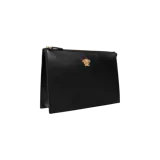 Clutch de cuero negro con cierre superior y placa metálica dorada de la cabeza de Medusa de Versace en la parte frontal.