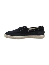 Alpargata de estilo náutico color azul marino, confeccionada en poliéster reciclado y descarne. Presenta cordones, ojales metálicos, detalle de bordado lateral y suela con borde de yute y base de goma.